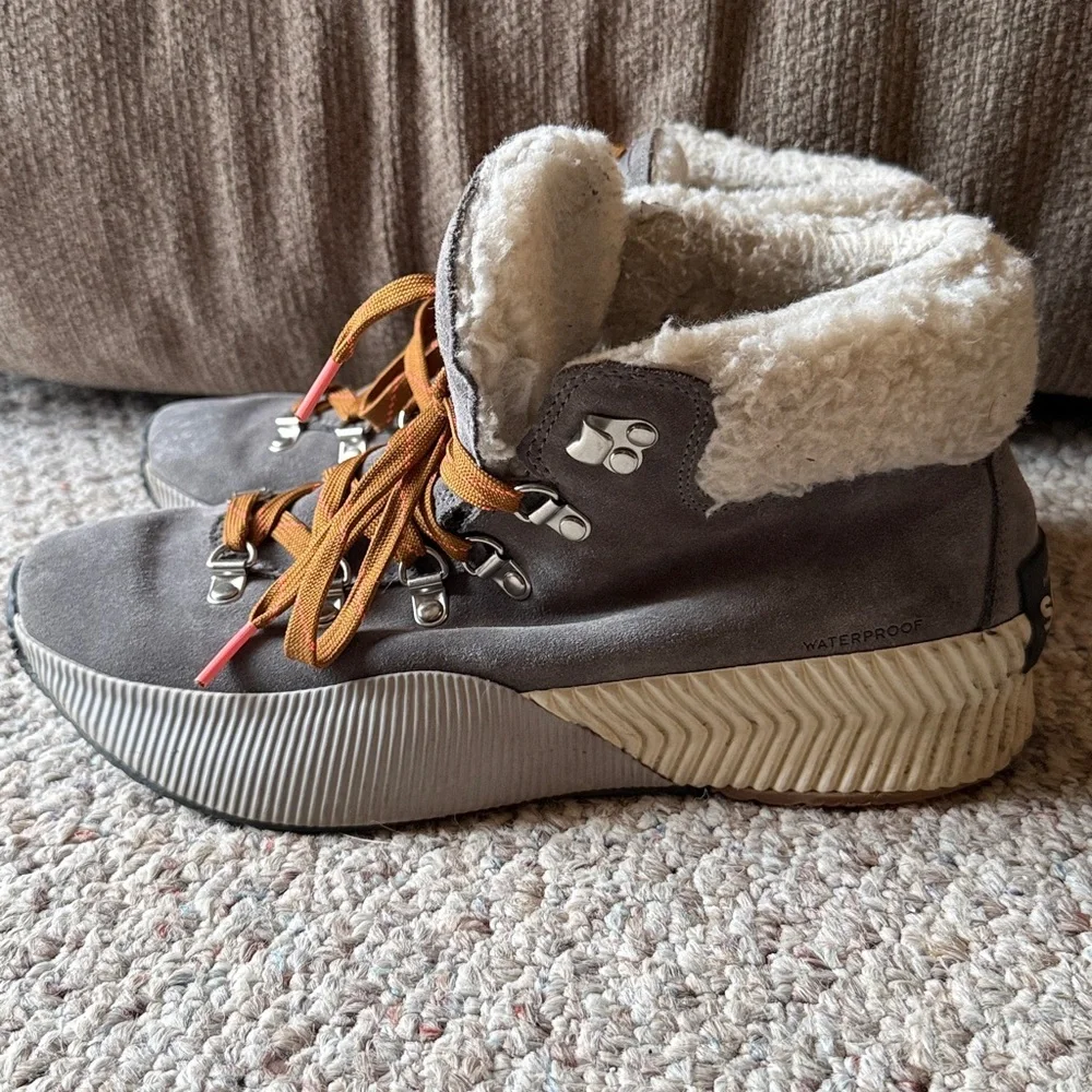 Sorel Out N About III Conquest Waterproof Boots With Faux Shearing Cuff- Size 10